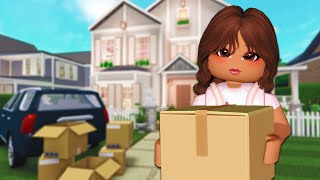 🏠MOVING to BLOXBURG for the FIRST TIME  Episode 1🍓 [upl. by Inalial]