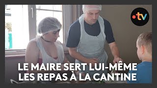 Faute de personnel le maire sert les repas luimême à la cantine scolaire [upl. by Atonsah]