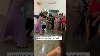 Garoto rouba a cena em casamento ao pegar buquê para dar à irmã shorts [upl. by Fernando]