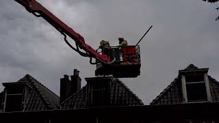 Dakbrand woning aan 2e Ebbingestraat in Kampen brandweer schaalt op naar grote brand [upl. by Hasina58]