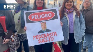 En Chile piden renuncia de senador por apoyar a pederasta al grito de quotEl violador eres túquot [upl. by Anihsak]