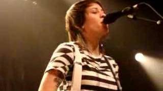 Tegan and Sara  Banter hilarious  Nineteen Brussels [upl. by Modesty]