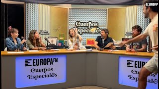 Eva Soriano recibe el impacto de una cáscara de plátano en directo en Cuerpos especiales [upl. by Nohsed]