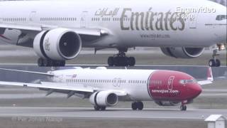 Video to show the size difference between B77W and B738 [upl. by Anassor]