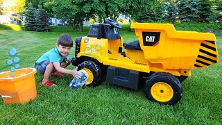 Zack learn to wash and clean his ride on car with mommy [upl. by Remus345]