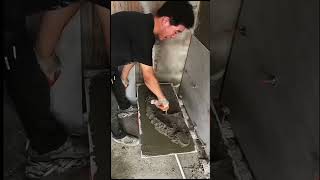 Assista a este profissional instalando cerâmica na parede com precisão e cuidado Escolher a pessoa [upl. by Lynett648]