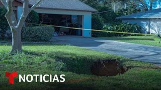 Se abre un enorme socavón en el jardín de una casa en Florida [upl. by Ahsanat]