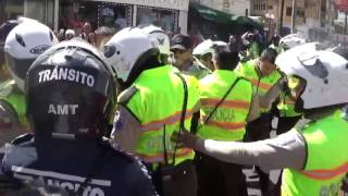 Gresca entre Policias y agentes metropolitanos de transito [upl. by Viviane]