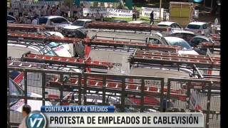 Visión 7 Contra la Ley de Medios Protesta de empleados de Cablevisión [upl. by Nochur641]