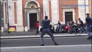 Inseguimento della Polizia di un uomo armato di coltello [upl. by Kired]