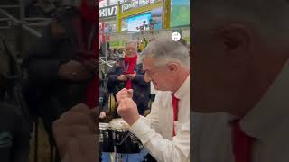 Un Paquito lancé par Jean Lassalle au Salon de lagriculture [upl. by Lothair]