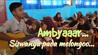 Siswa nyanyi n maen gitar yang lainya pada melongooooooo [upl. by Vassily]