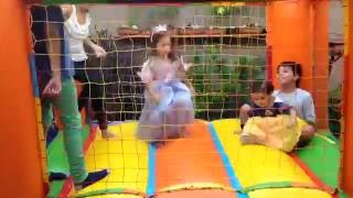 NIÑOS JUGANDO EN CASTILLO INFLABLE CHILDREN PLAYING IN INFLATABLE CASTLE [upl. by Anhpad]