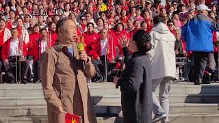 梁建明会长和形象大使杨芳联袂领唱《共筑中国梦》太精彩了！ [upl. by Vharat119]