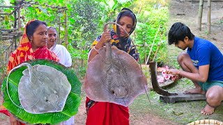 সামুদ্রিক শাপলাপাতা মাছ কেটে গ্রাম্য পদ্ধতিতে কষা রান্না  Stingravy fish cutting and cooking [upl. by Billie]