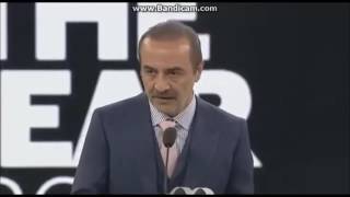 GQ ödül töreninde Yılmaz Erdoğanın kıvanca takılması [upl. by Calmas]