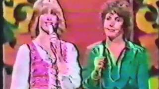 HELEN REDDY AND OLIVIA NEWTONJOHN  ILL NEVER FALL IN LOVE AGAIN  THE QUEEN OF 70s POP [upl. by Nonnahs]