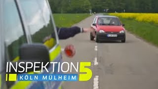 Auto rast ins Feld Polizisten wurden fast umgefahren  Inspektion 5  SAT1 TV [upl. by Lala]