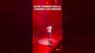 MYKE TOWERS en su concierto con la camiseta del REAL MADRID de VINICIUS [upl. by Araz]