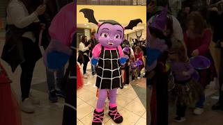 VAMPIRINA 💜 shorts mascotte vampirina halloweenparty [upl. by Frederigo]