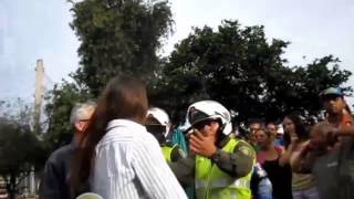 Mujer atacó a un policía con los senos [upl. by Savanna]