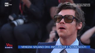 Venezia sfilano divi influencer e sconosciuti  La Vita in diretta 06092022 [upl. by Tedd417]