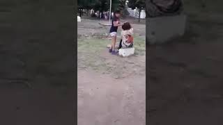 Una mujer es golpeada por su hija de 10 años en una plaza [upl. by Eastlake]