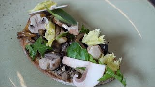 Un chef dans ma cuisine  Lentrée avec Geoffrey Poësson  Tartine de champignons cuits et crus [upl. by Nehepts]