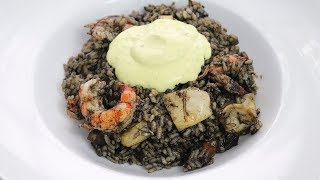 Arroz negro con calamares y gambas [upl. by Orrocos]