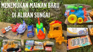 Menemukan Mainan Mobil Mobilan Anak Anak Yang Masih Baru di Aliran Sungai Yang Deras [upl. by Amaso]