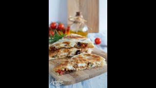 CALZONE di SFOGLIA in PADELLA con PEPERONI 🤤 Shorts [upl. by Arytahs]