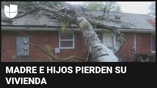 Un árbol cae sobre la casa de una madre con sus hijos ante el paso de Debby perdieron su vivienda [upl. by Thanh200]