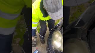 OpiOsi wechselt Batterie bei laufender Maschine Nicht nachmachen⚠️kfz Workshop work viralvideo [upl. by Pihc72]