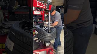 Instalando una llanta nueva 2653020 michelin reyestireshop [upl. by Tyrrell327]