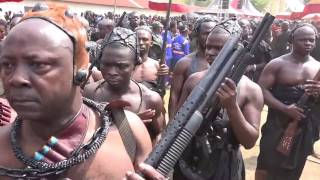 ASANTE WARRIORS LEAD OTOMFUO OSEI TUTU II TO THE MANHYIA PALACE TO MOURN WITH THE LATE ASANTEHEMAA [upl. by Emlyn944]