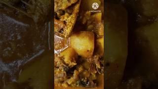 ইলিশ মাছের মাথা দিয়ে কচু আলুর দমtrendingshorts hilsafishcurry aloodum lunchrecipe food [upl. by Hsac]