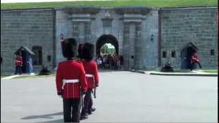 Changement de sentinelles devant lentrée principale de la Citadelle de Québec [upl. by Atiner]