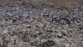 Vertedero en el desierto de Atacama toneladas de ropa producto de la quotmoda rápidaquot Planetacción [upl. by Laucsap]