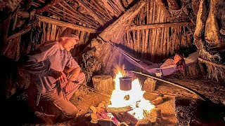 Building a DRIFTWOOD SHELTER SURVIVAL CAMPING  No Tent No Fuel  Fishing Forage Bushcraft [upl. by Nangatrad585]