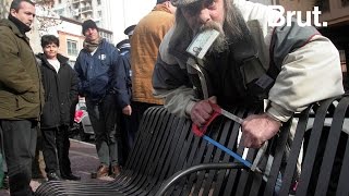 La RATP installe de nouveaux bancs quotantiSDFquot [upl. by Notterb]