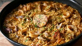 Arroz a la cazuela con calamares y setas [upl. by Aihseym]