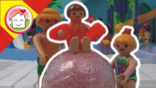 Playmobil en español Un día con la mega  bola en el parque acuático La Familia Hauser [upl. by Remoh]