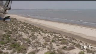 Madagascar  lagune littorale et salines dans la région de Bélosurmer [upl. by Enitselec]