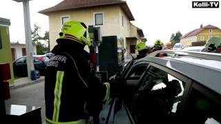 03102014 Erdgasauto kracht auf Tankstelle gegen tankenden Pkw [upl. by Herby]