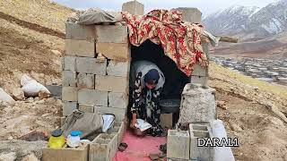 A widow with her children is building a house against the extreme cold [upl. by Kaczer]