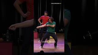 Maneiras improváveis de amarrar o cadarço barbixas osbarbixas improviso shorts humor [upl. by Ailic]