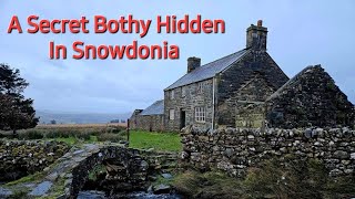 A Hike And Stay At A Private Bothy In Snowdonia mountains bothy See Link Below To Help Save It [upl. by Natek]