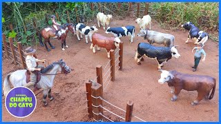 Fazenda de Brinquedo VACAS NO CAMPO LEVANDO FENO COM O TRATOR [upl. by Anizor]