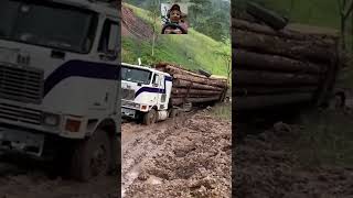 ¡CAMION ATASCADO EN EL LODO shrots camion trailer viral parati [upl. by Teddie]