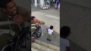 niño empuja a su padre por las escaleras😮 shortsvideo [upl. by Halivah]